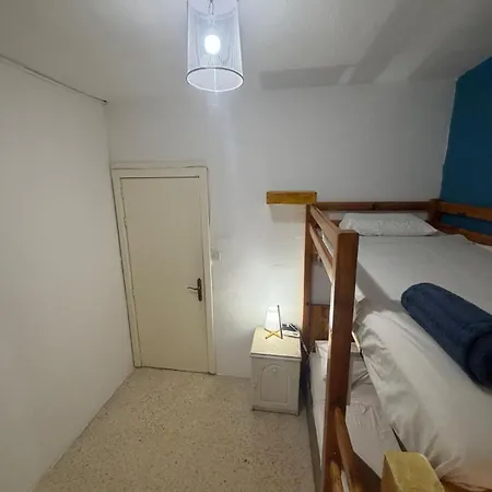 Private With Bunk Bed, Shared Bathroom Homestay szállás *
